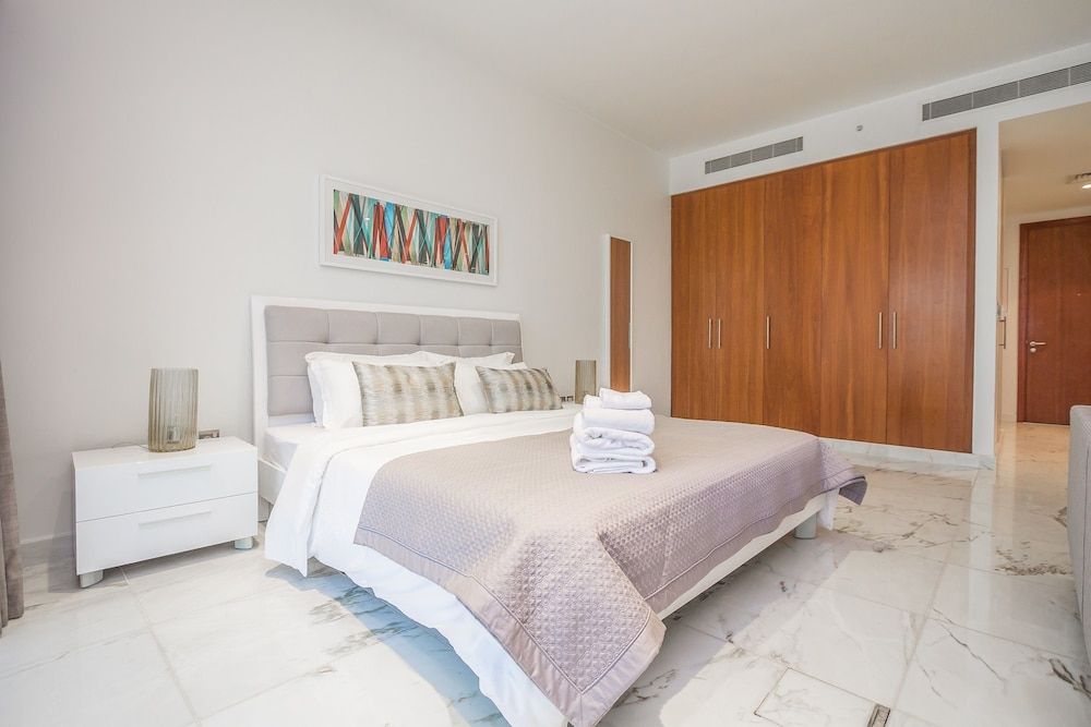 DHH - Central Park Studio (242) 2