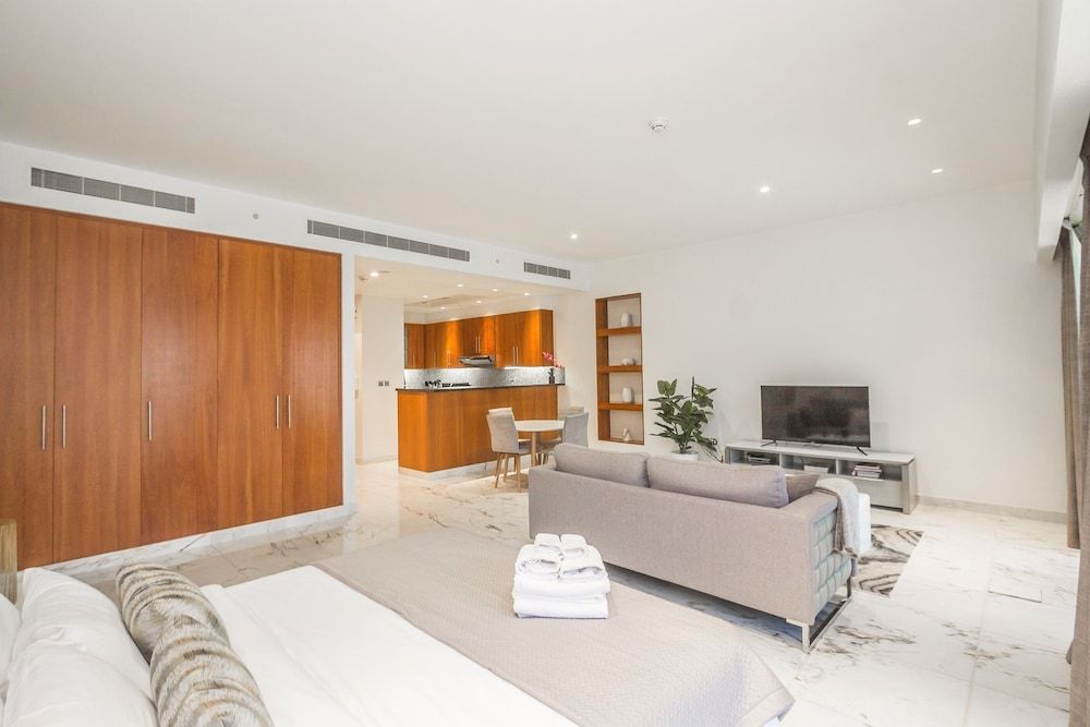 DHH - Central Park Studio (242) 8