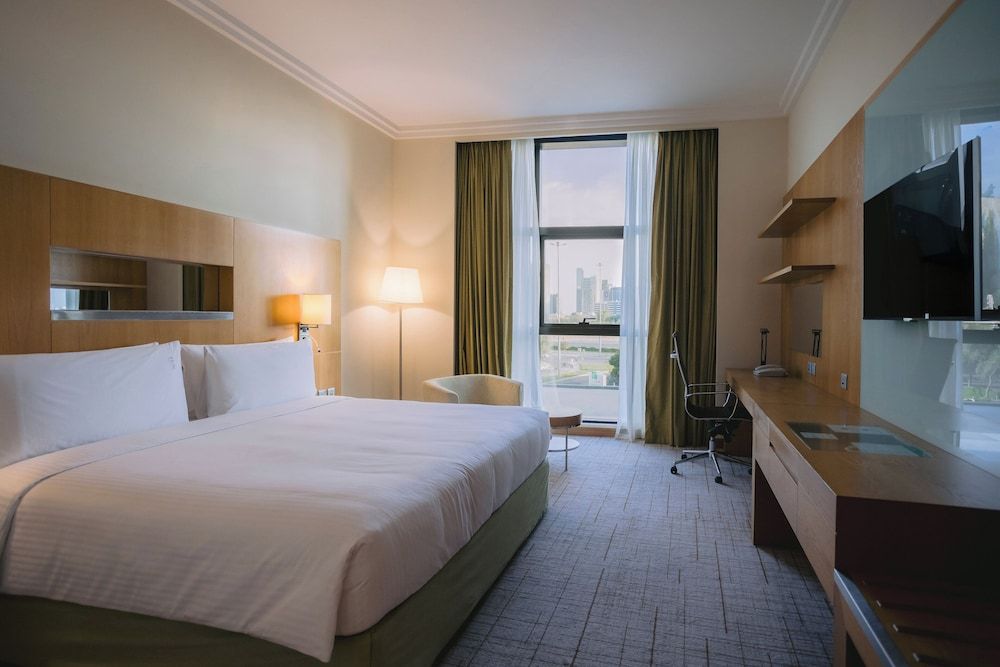 Holiday Inn Abu Dhabi by IHG Standard Room, 1 King Bed, Smoking