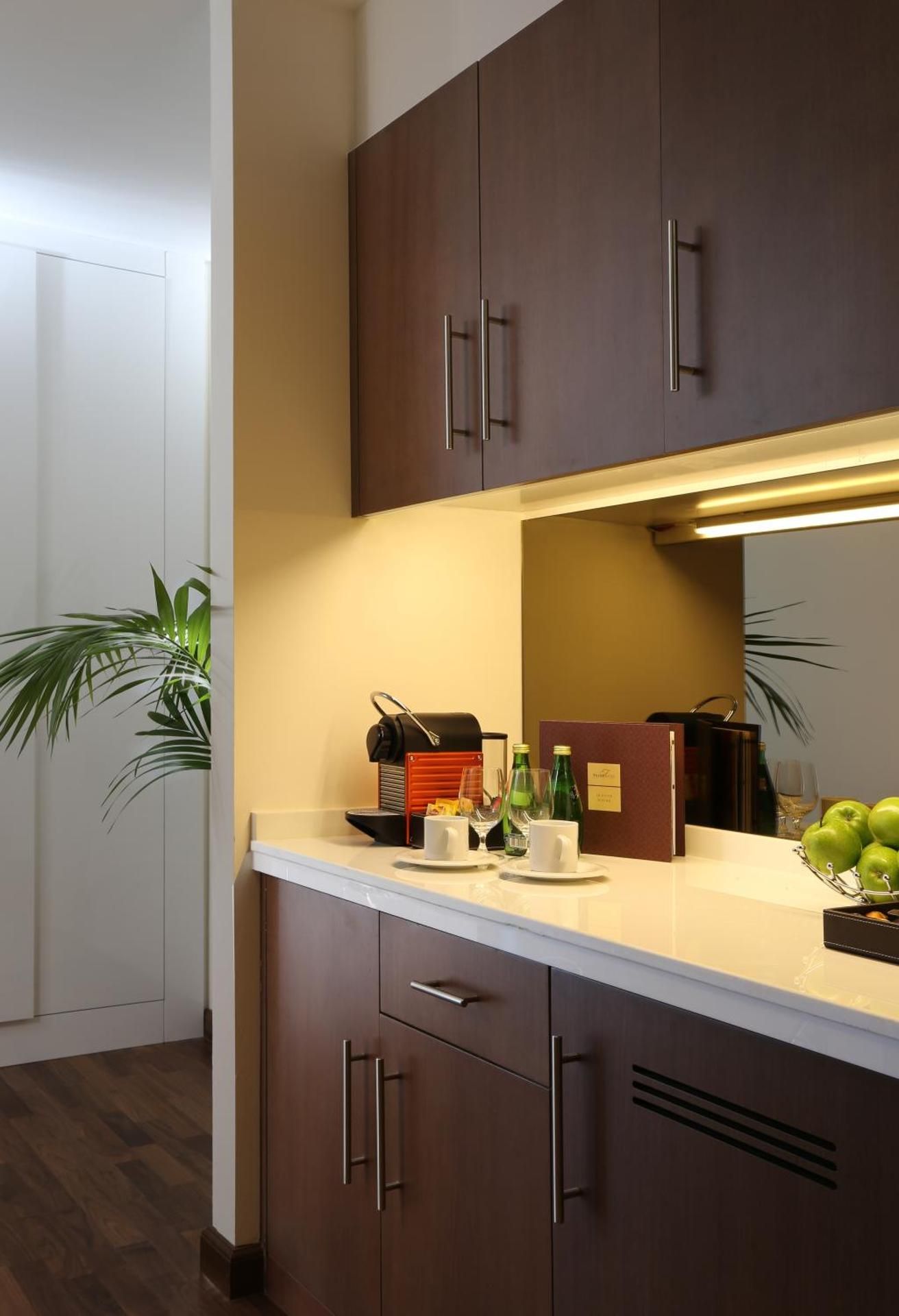 La Suite Dubai Hotel & Apartments Deluxe Room 3