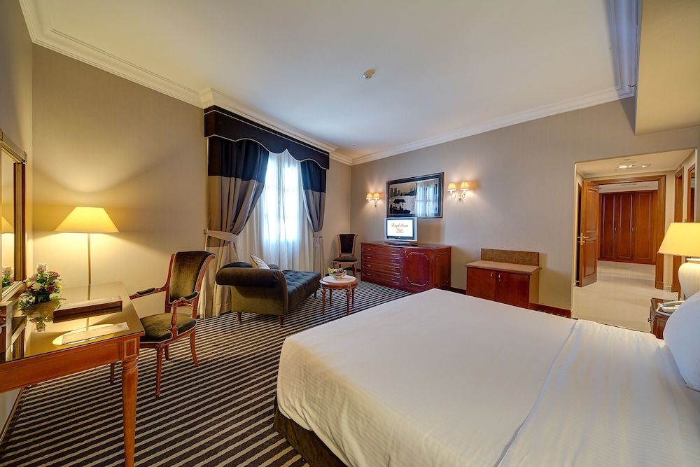 undefined Royal Ascot Hotel 5