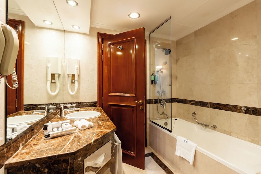 undefined Royal Ascot Hotel 7