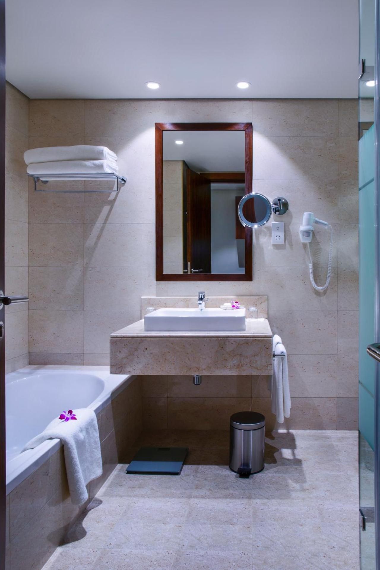 Premium Beachfront chalet double room with two beds with Garden, private terrace and parking