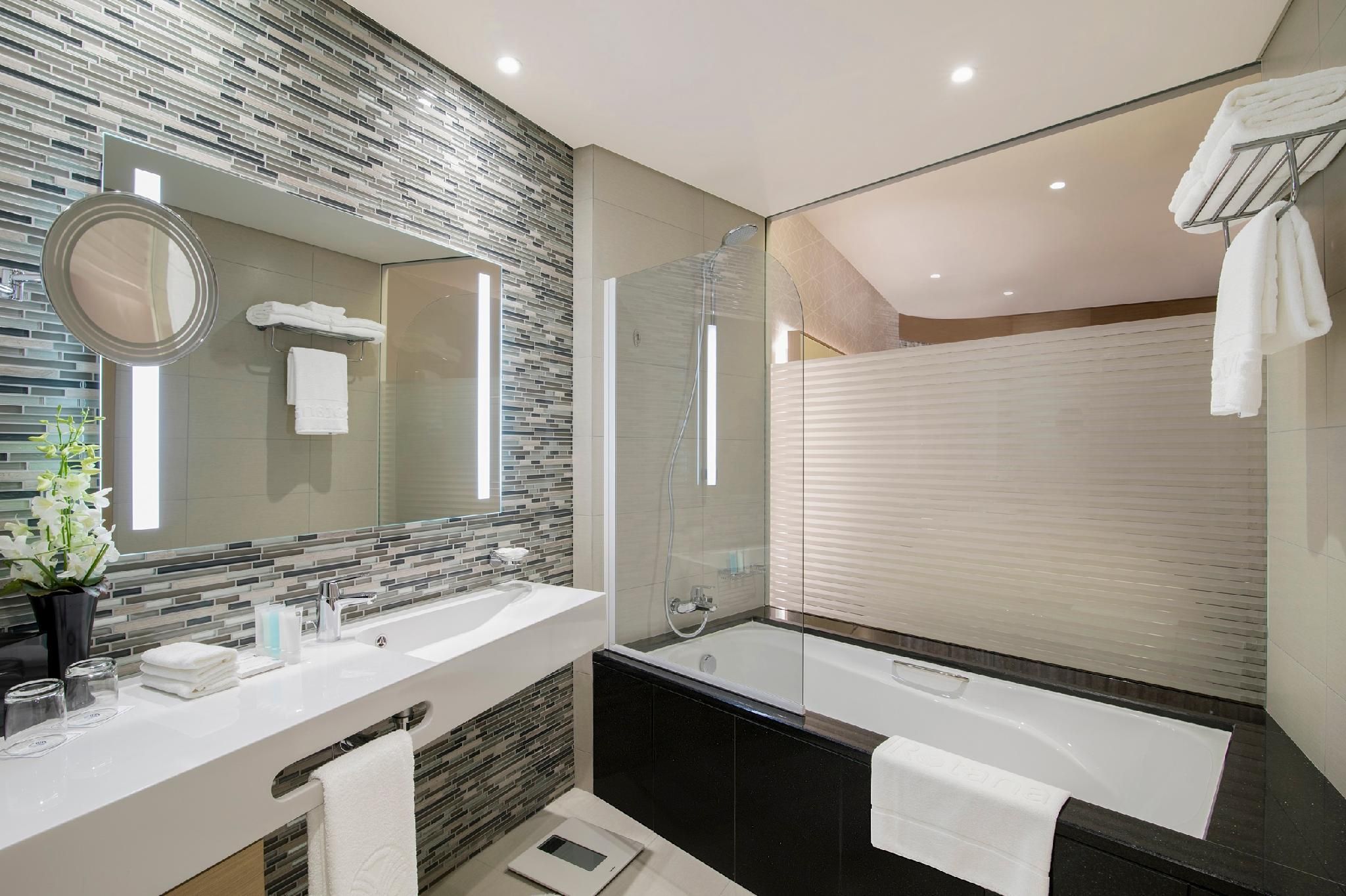 Pearl Rotana Capital Centre High Floor Room with King Bed 3