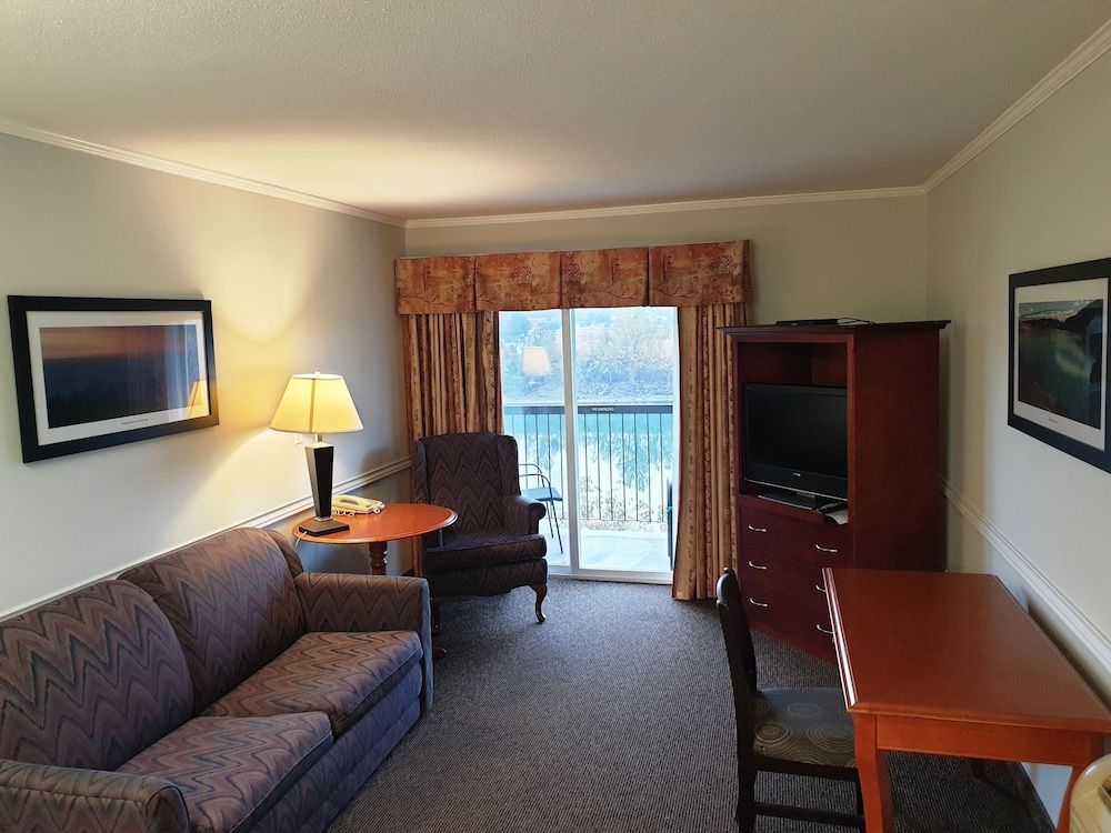 undefined Riverland Inn & Suites 4