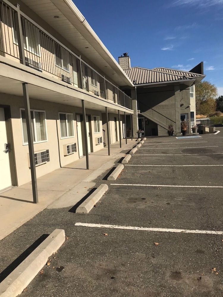 undefined Riverland Inn & Suites 7