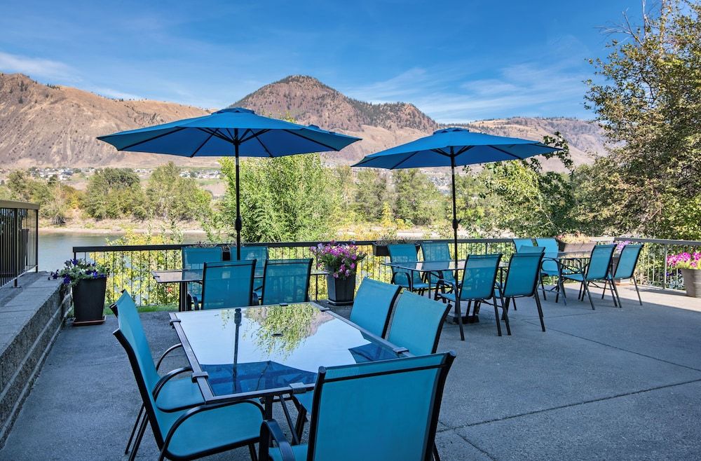 Riverland Inn & Suites