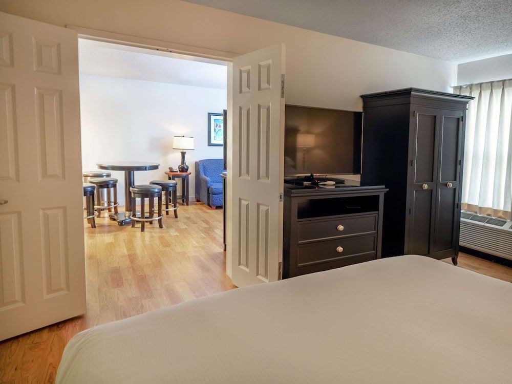 Suite, 1 King Bed, Kitchenette