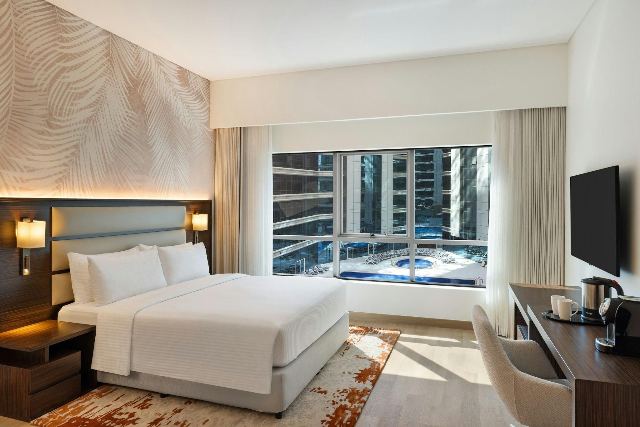 Deluxe Guest room, 1 King, Pool view