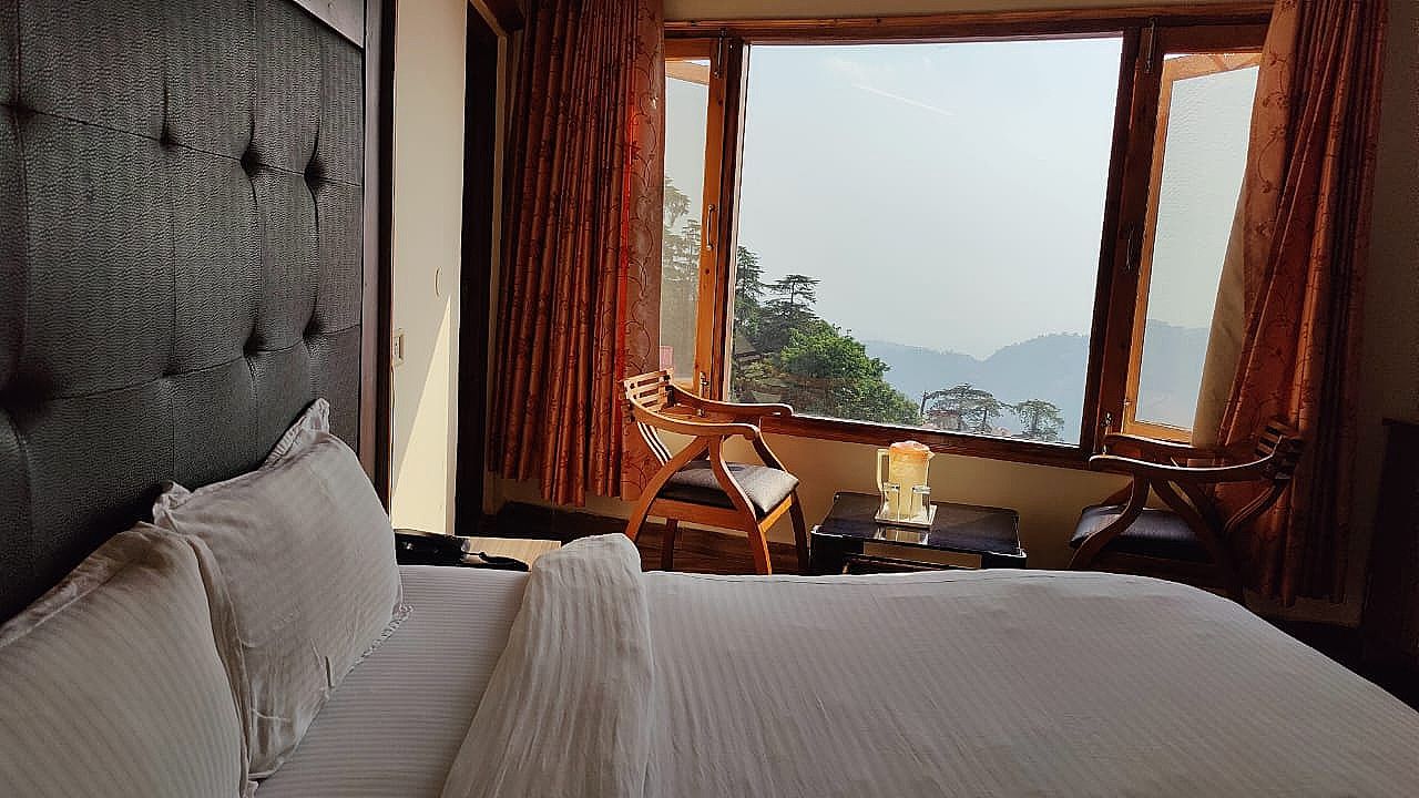 Bridge View Premium - The Mall Road Hotel Deluxe Room 3