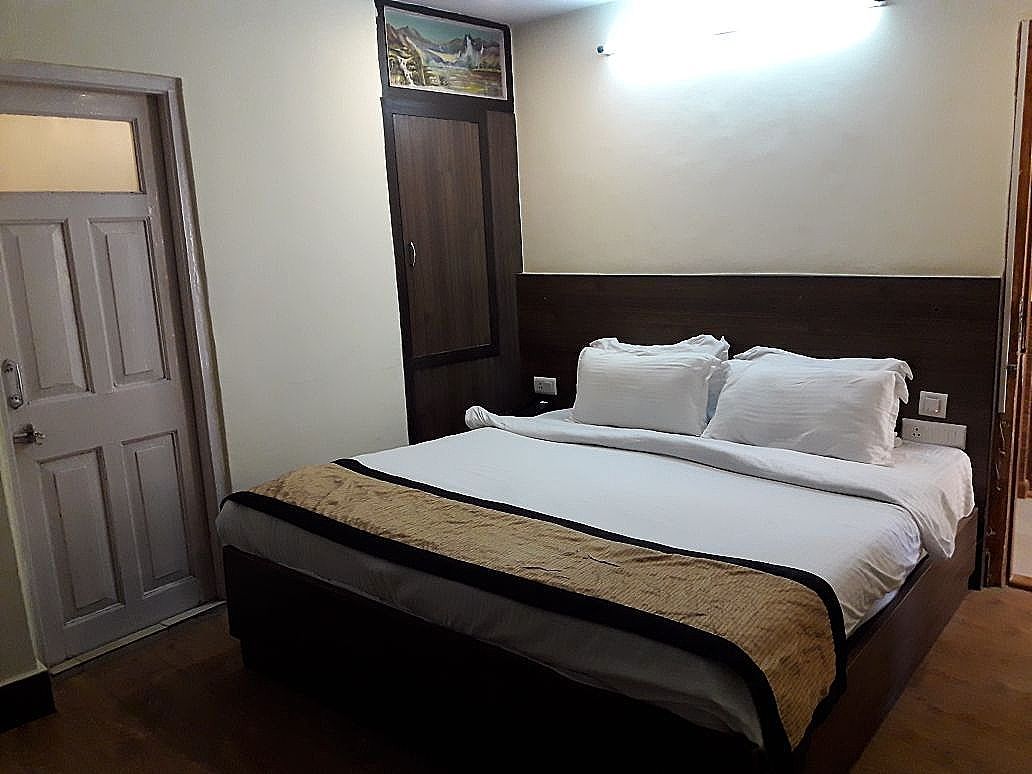 Bridge View Premium - The Mall Road Hotel Deluxe Room 5