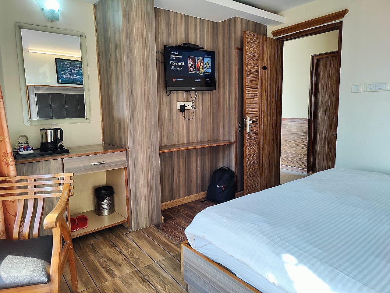 Bridge View Premium - The Mall Road Hotel Deluxe Room 4