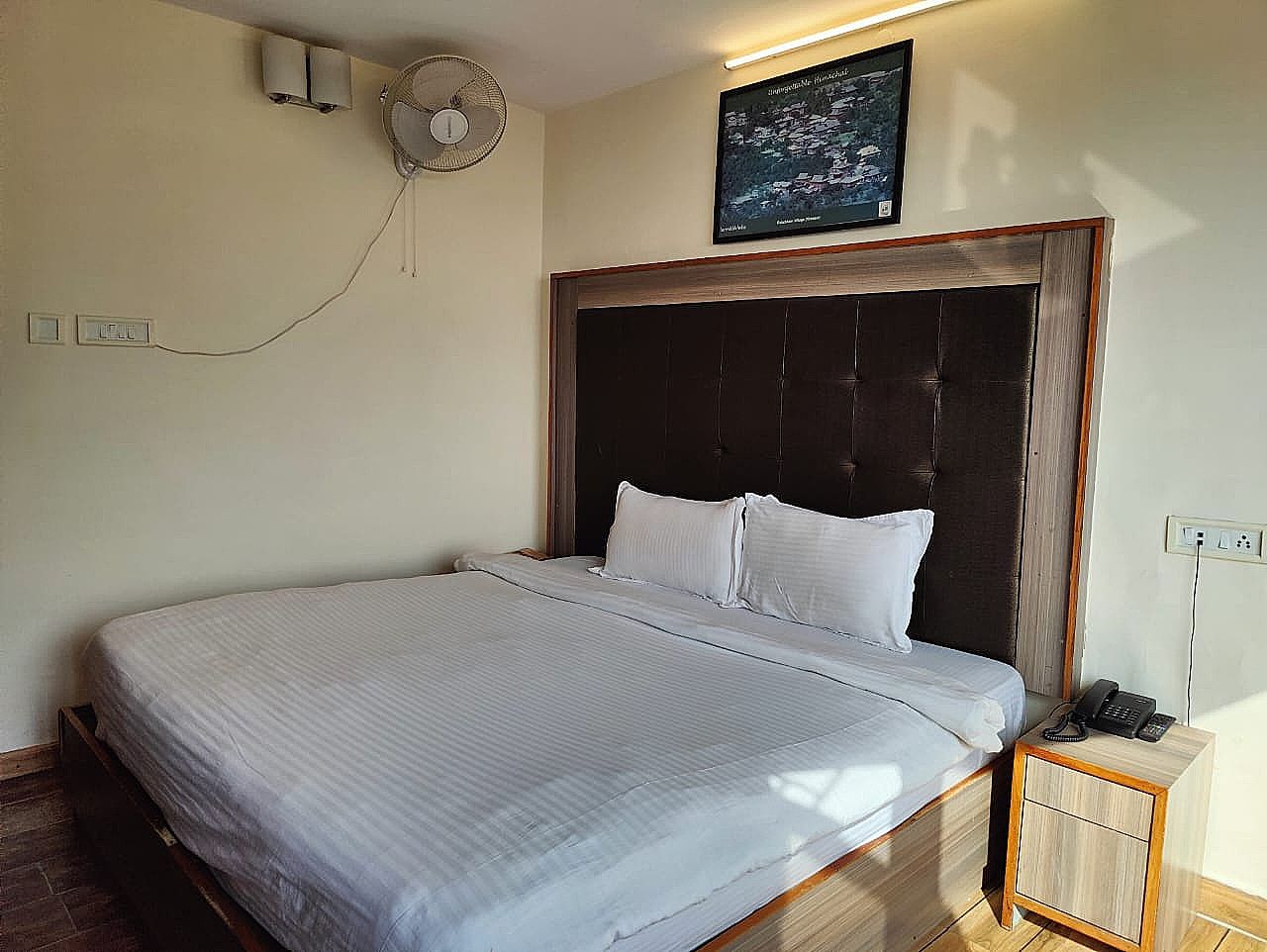 Bridge View Premium - The Mall Road Hotel Deluxe Room 2