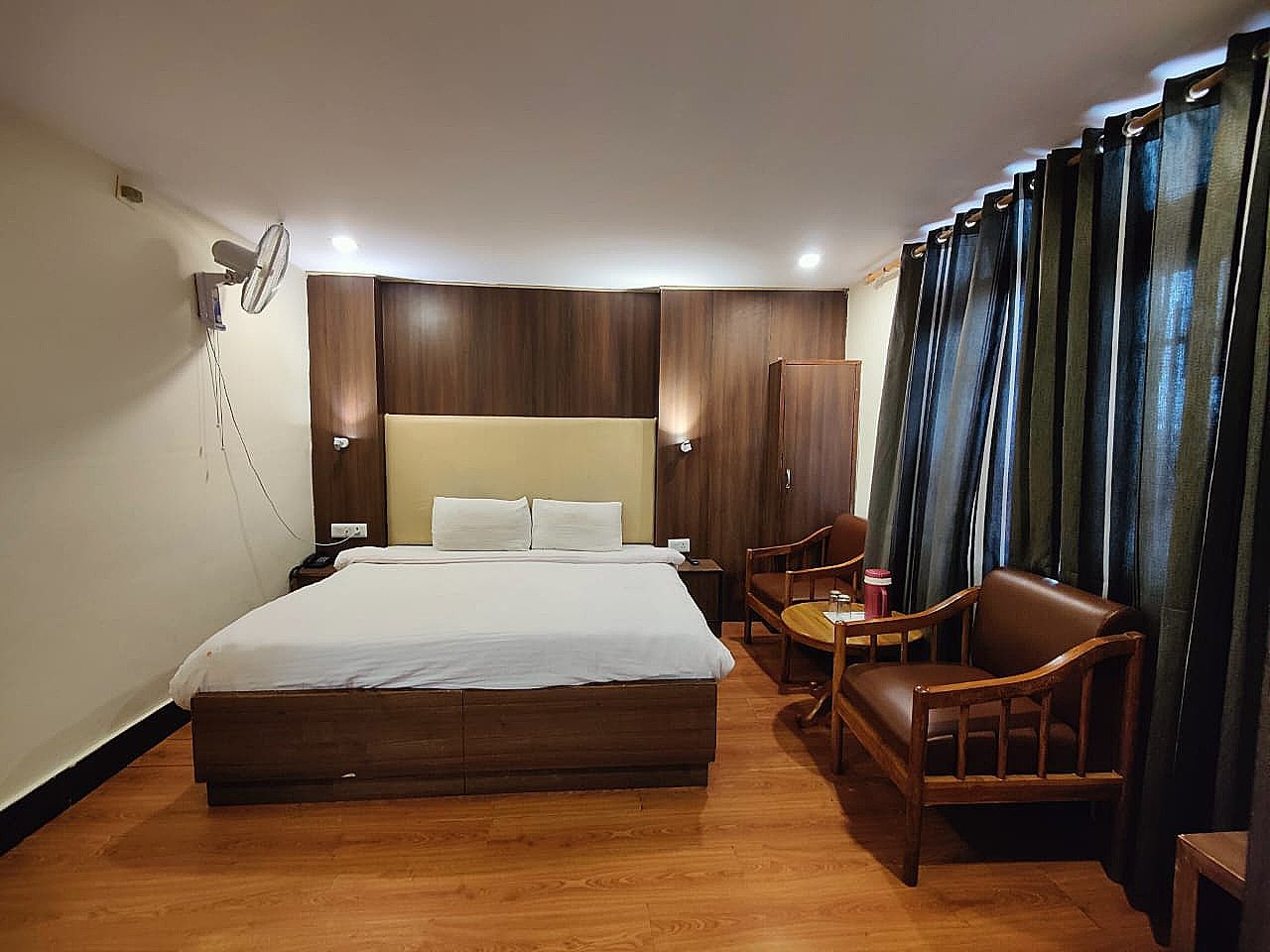 Bridge View Premium - The Mall Road Hotel Deluxe Room 6