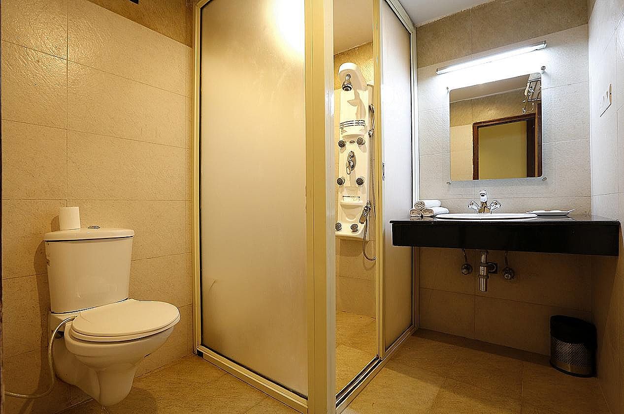 Bridge View Premium - The Mall Road Hotel Deluxe Room 12