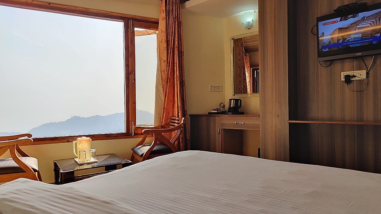 Bridge View Premium - The Mall Road Hotel Deluxe Room 16