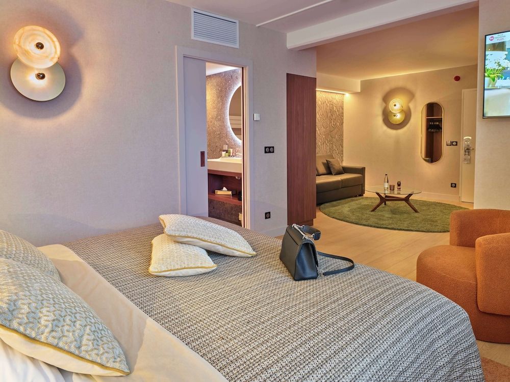 Junior Suite, 1 King Bed, Non Smoking (Larger Room;with Sofabed)