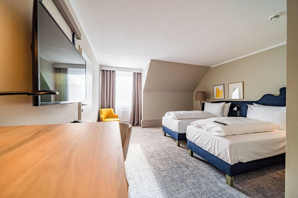 voco Vienna Prater by IHG Standard Room, 2 Twin Beds (Bath/Shower Combo) 3