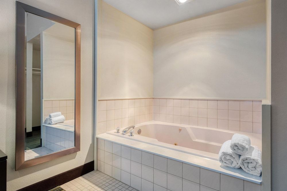 Best Western Alderwood Standard Room, 1 King Bed, Non Smoking, Jetted Tub 4