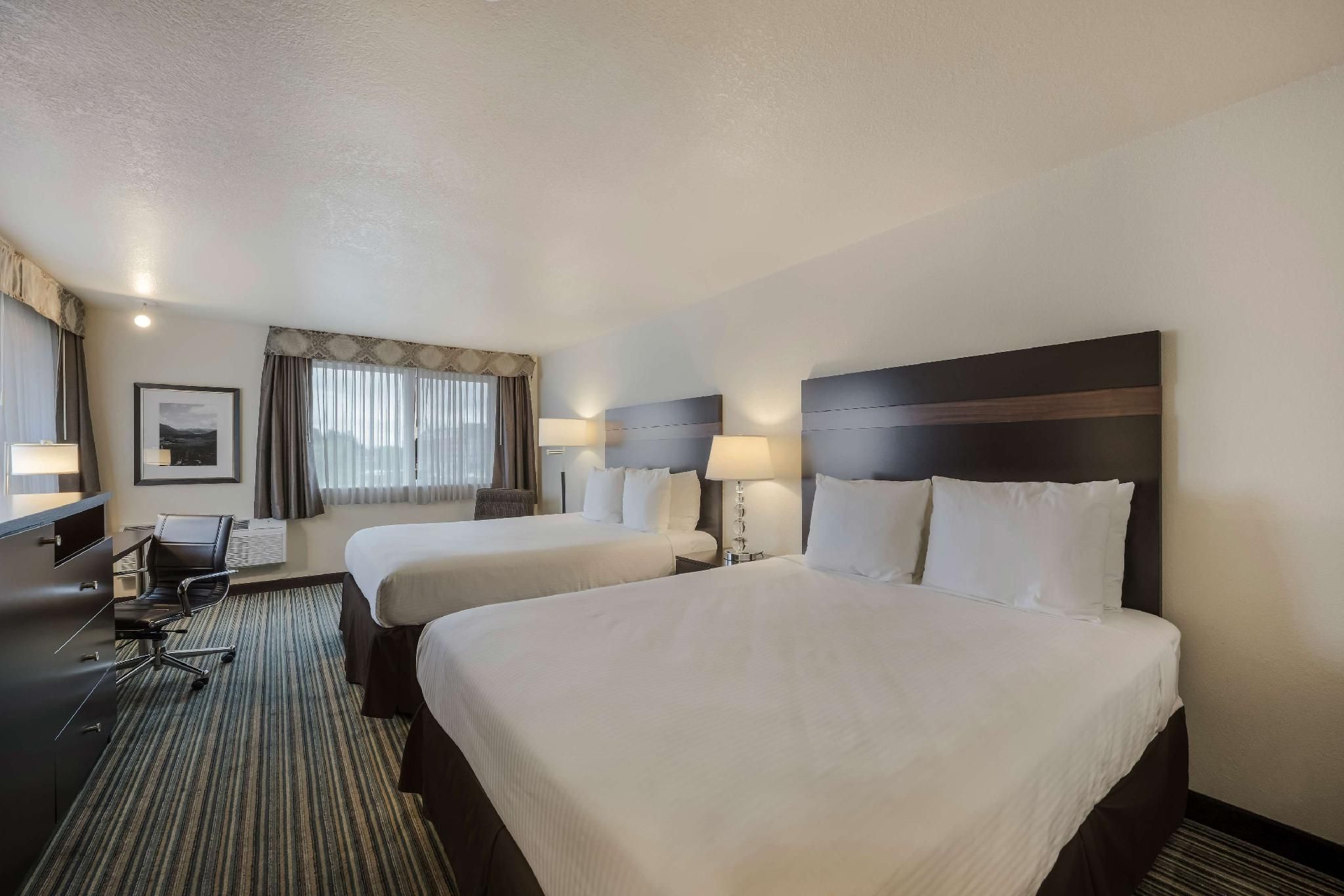 2 Queen Beds, Non-Smoking, Work Desk, Microwave And Mini-Refrigerator, Wi-Fi, Full Breakfast