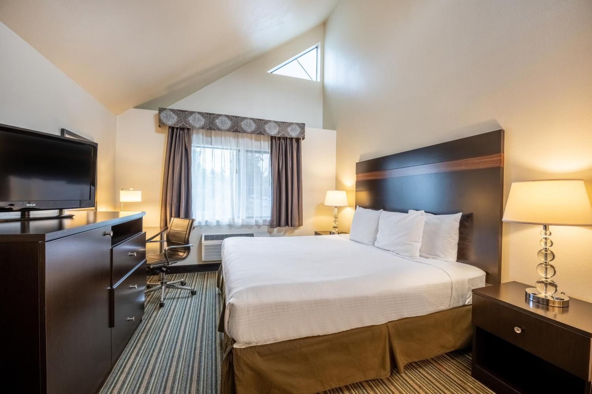 1 King Bed, Nonsmoking, Whirlpool