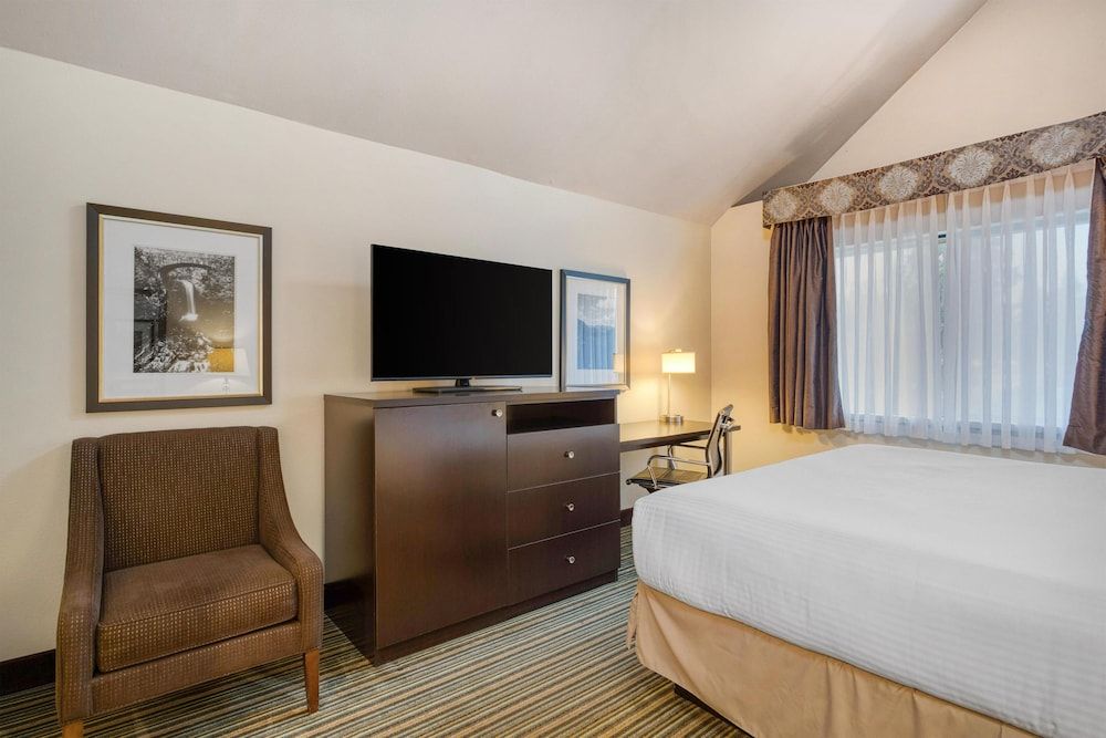 Best Western Alderwood Standard Room, 1 King Bed, Non Smoking, Jetted Tub