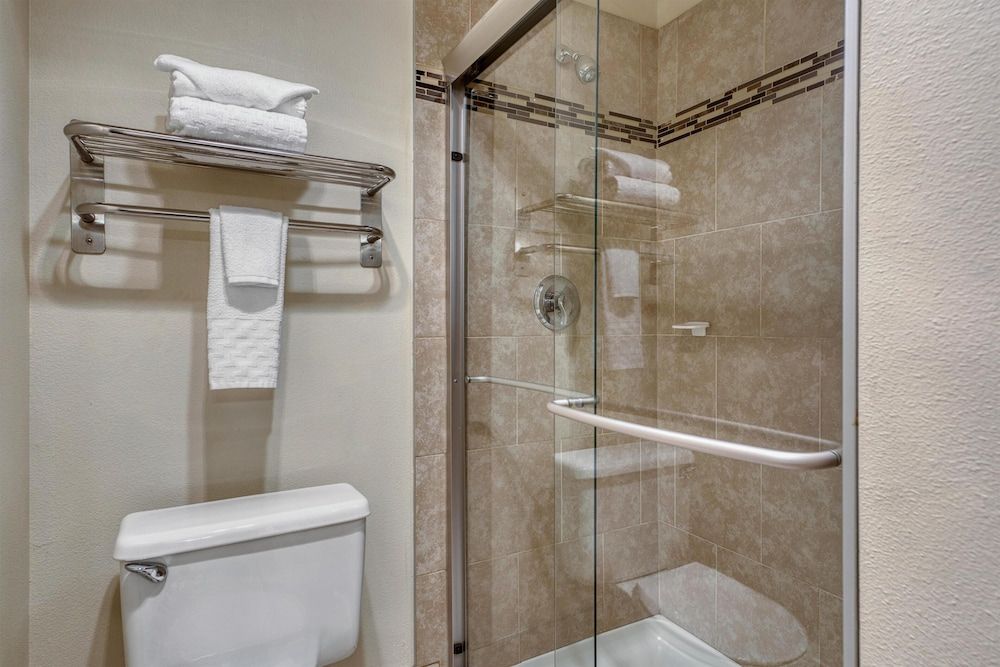 Best Western Alderwood Standard Room, 1 King Bed, Non Smoking, Jetted Tub 3