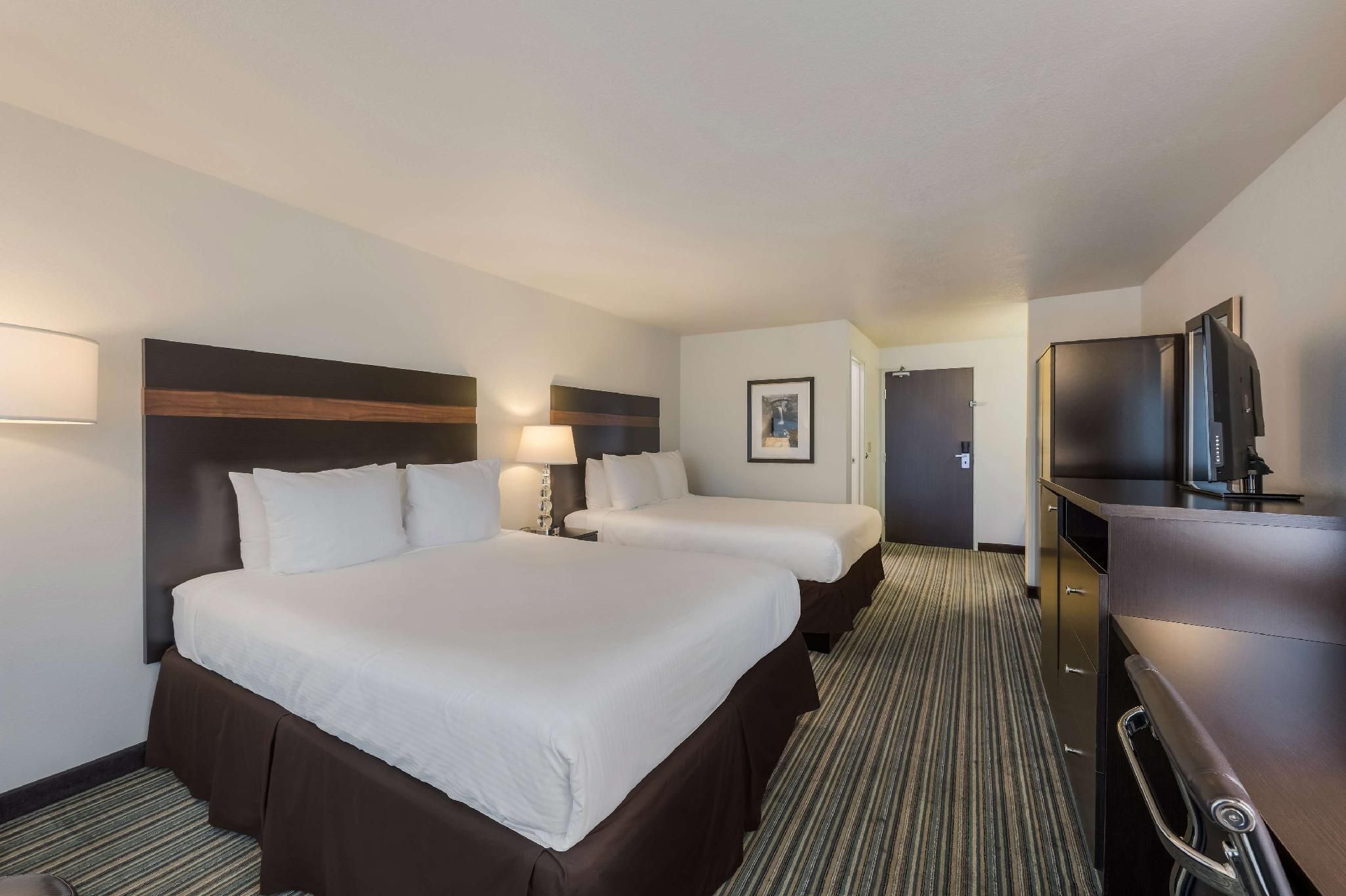 2 Queen Beds, Non-Smoking, Work Desk, Microwave And Mini-Refrigerator, Wi-Fi, Full Breakfast