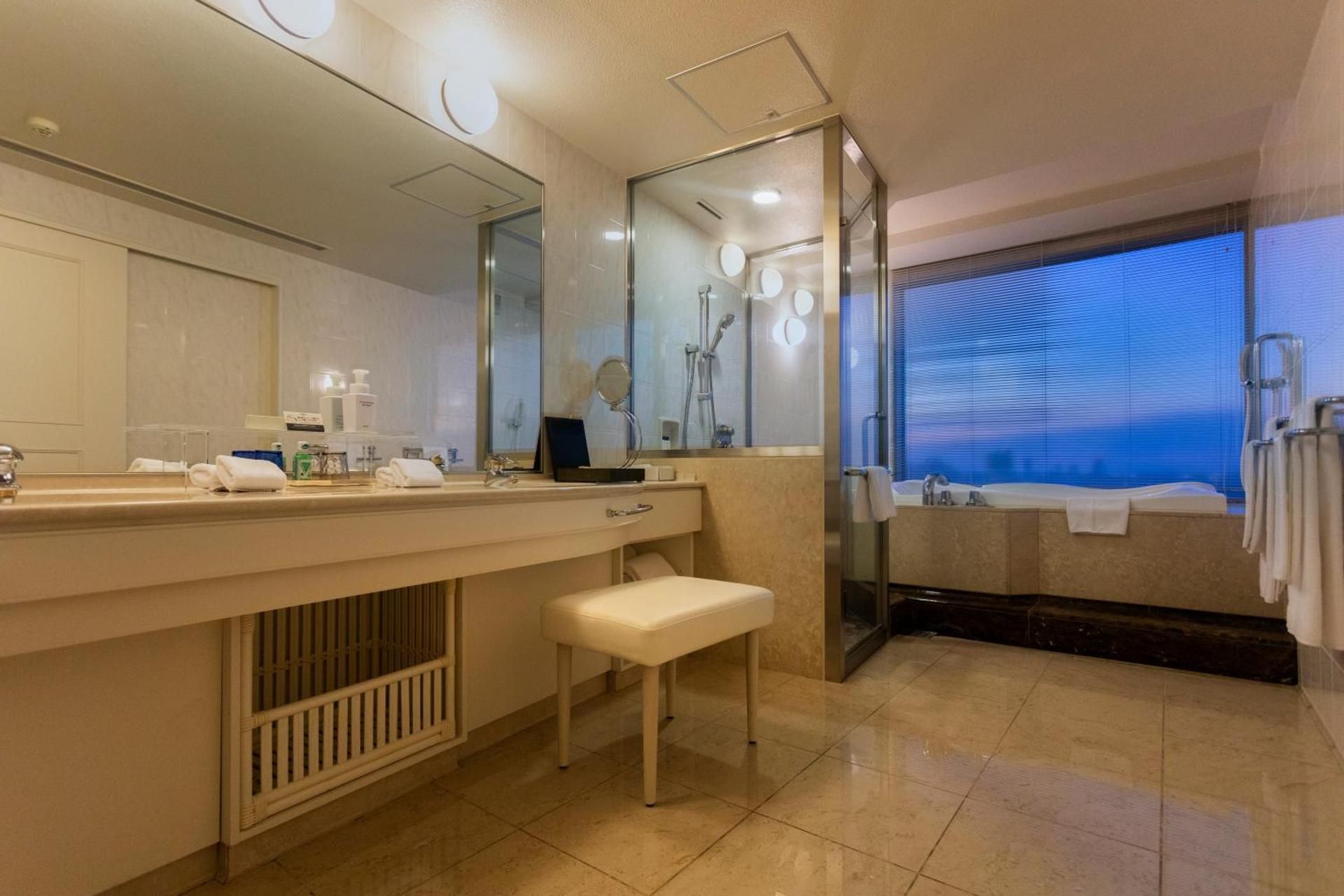 Club Suite 63sqm - 22nd Floor and Above, Lounge Access, Non-Smoking