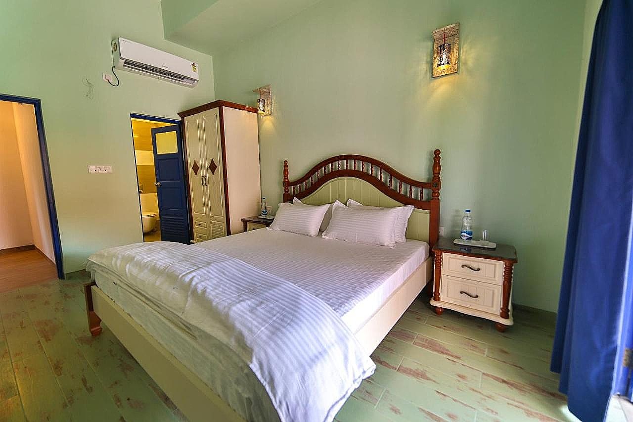 Amour Resort Deluxe Room 8