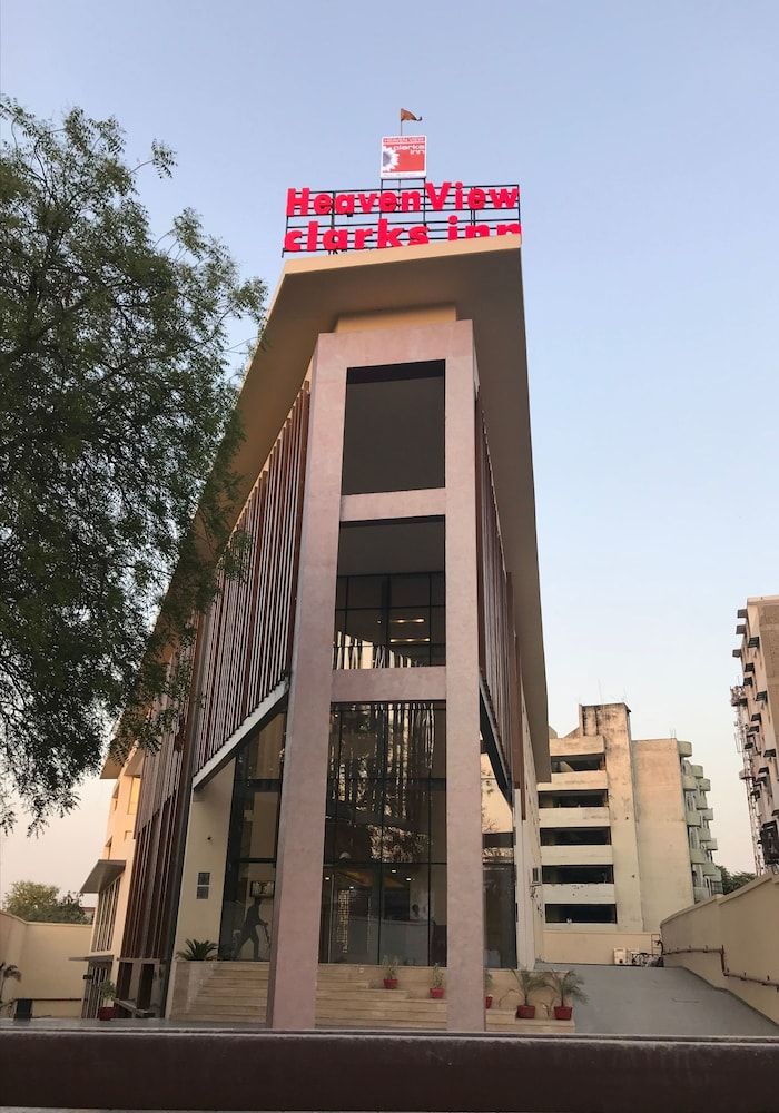 Heaven View Clark Inn Kanpur