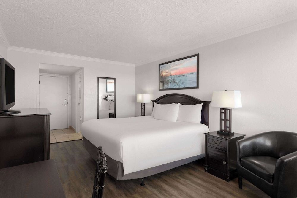 Room, 1 King Bed (Pool View)