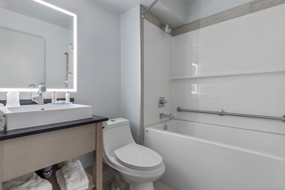 undefined Emerald Hotel & Suites 8