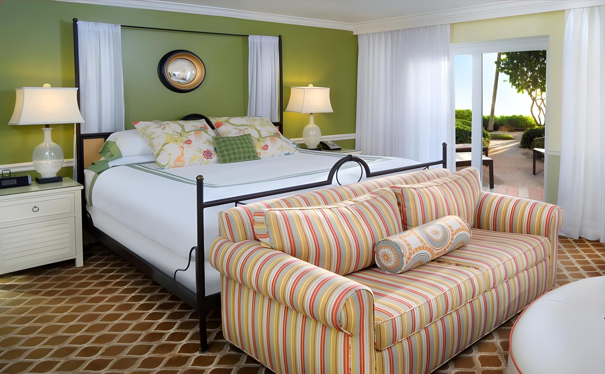 Pool View Guestroom, 1 King ADA