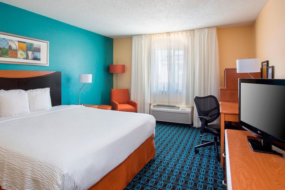 Room, 1 King Bed (Mobility/Hearing Access, Roll-in Shwr)