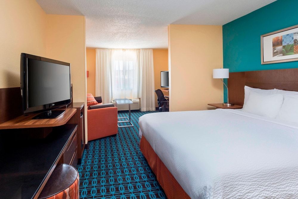 Executive Suite, 1 King Bed with Sofa bed (Mobility Accessible, Tub)