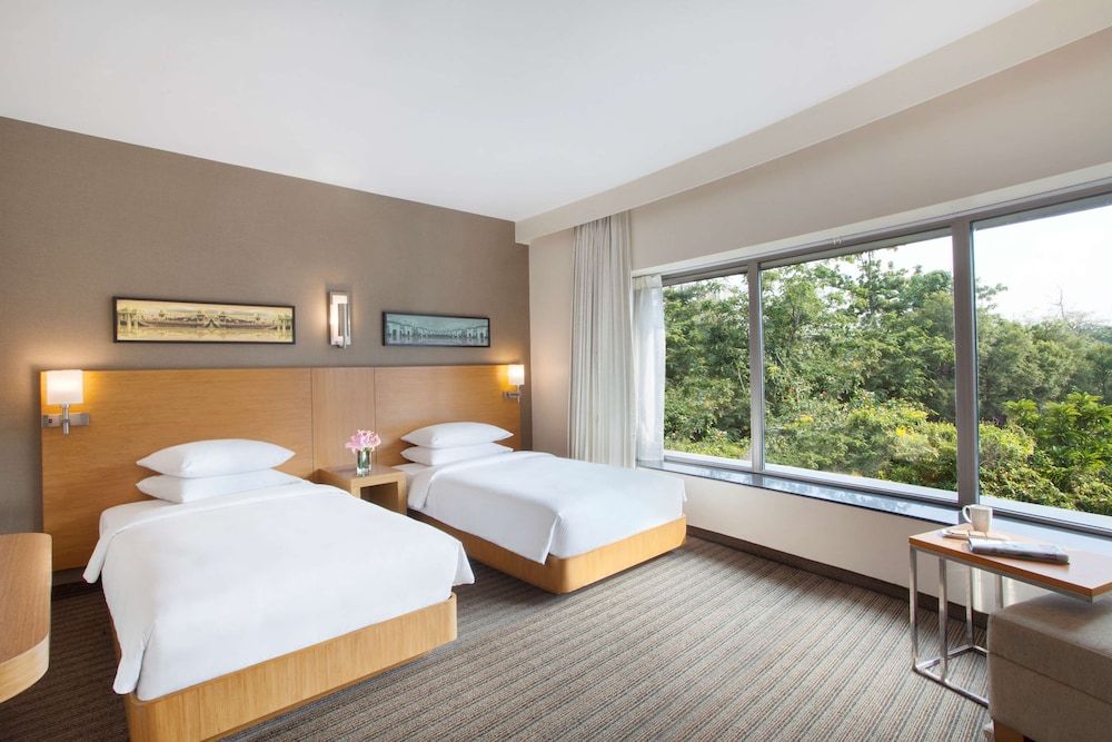 Room, 2 Twin Beds, City View