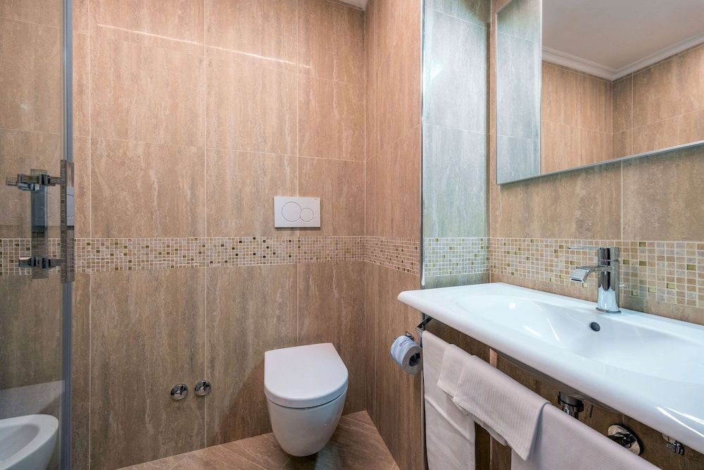 Comfort Hotel Bolivar Double or Twin Room 9