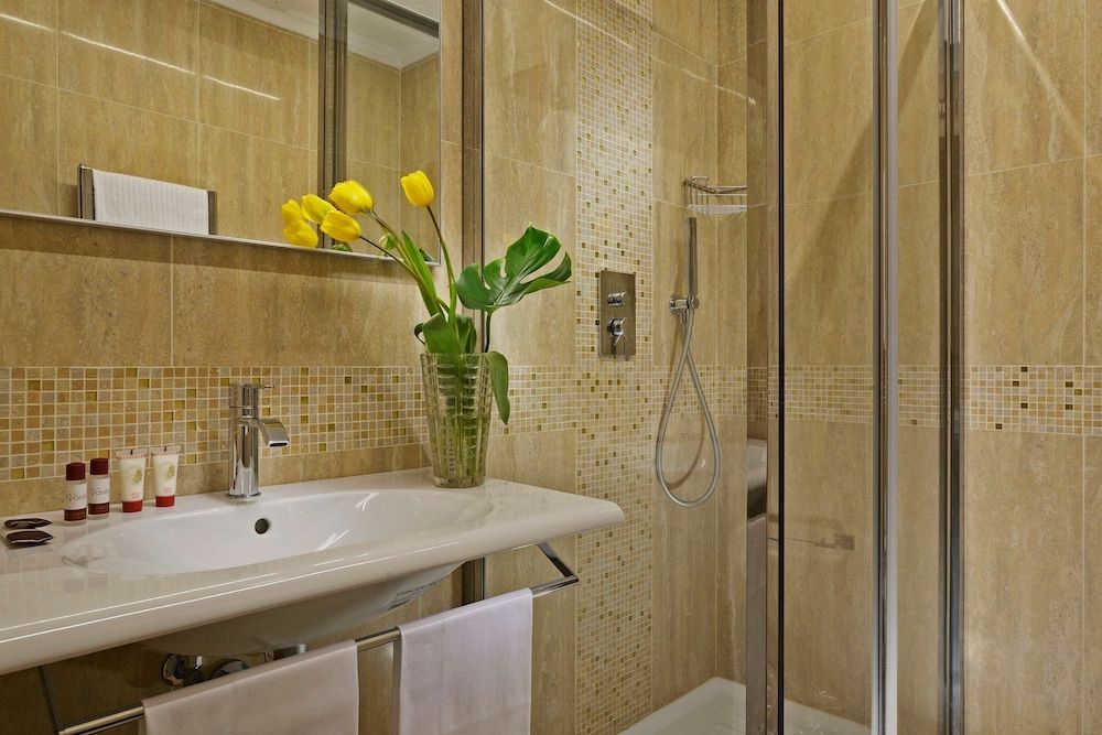 Comfort Hotel Bolivar Double or Twin Room 10