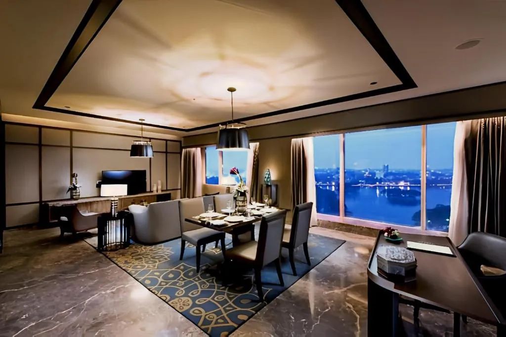 King One Bedroom Deluxe Suite