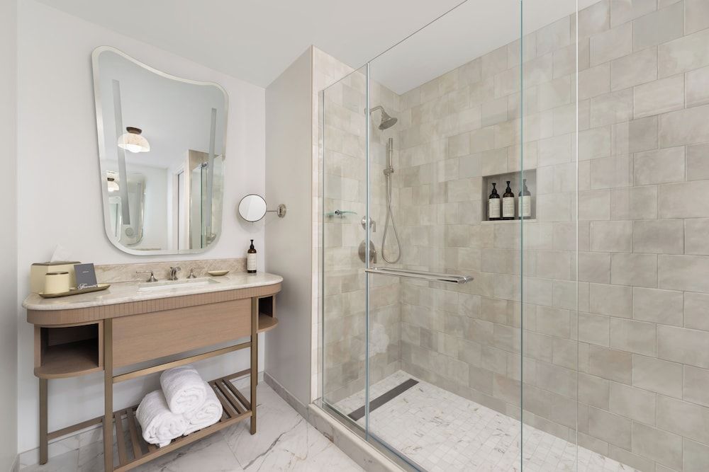 Fairmont Gold Room, 1 King Bed, Lounge Access with Breakfast, Canapes, Private Concierge