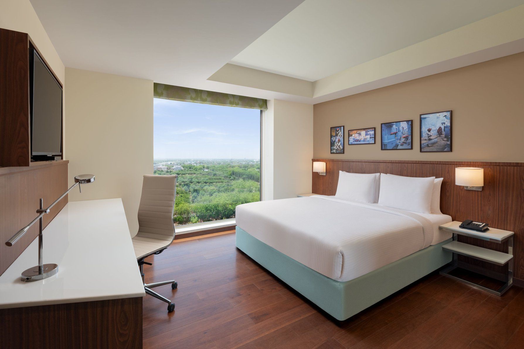 Fairfield Jodhpur: Luxurious Suite Bedroom