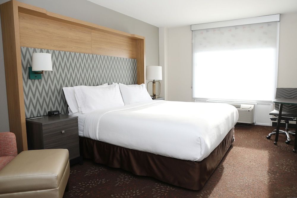 Holiday Inn Chicago O'Hare Area by IHG Standard Room, 1 King Bed, Accessible (Roll-In Shower)