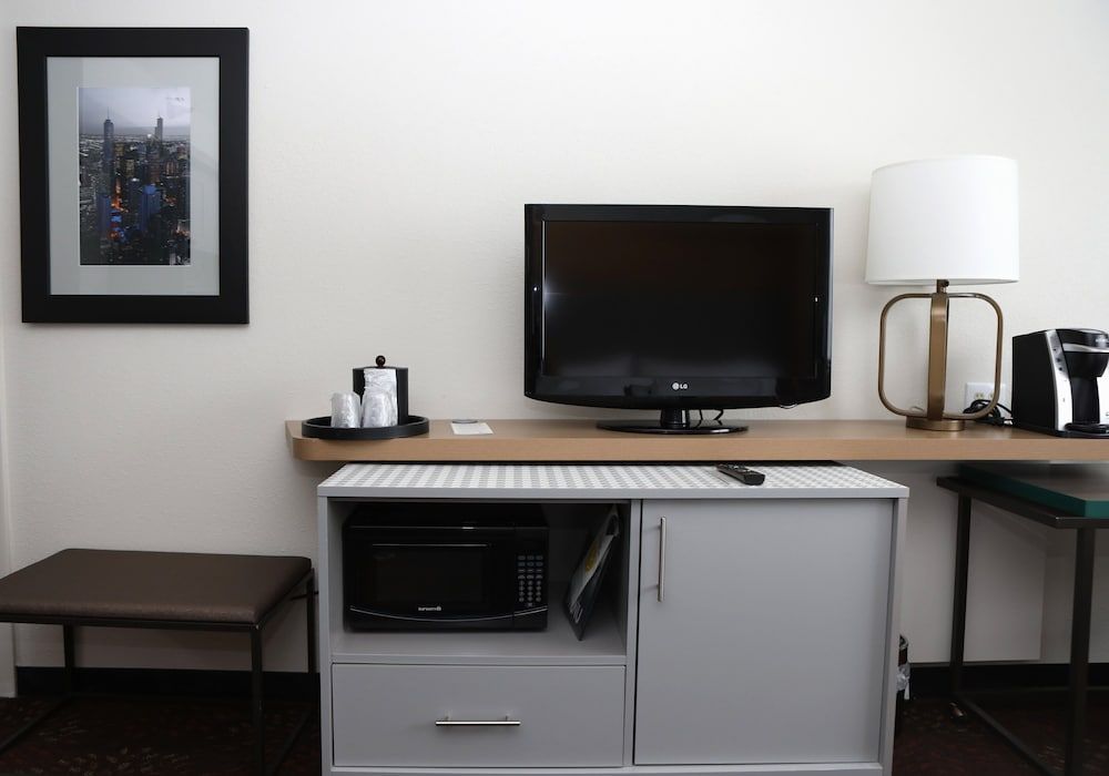 Holiday Inn Chicago O'Hare Area by IHG Standard Room, 1 King Bed, Accessible (Roll-In Shower) 6