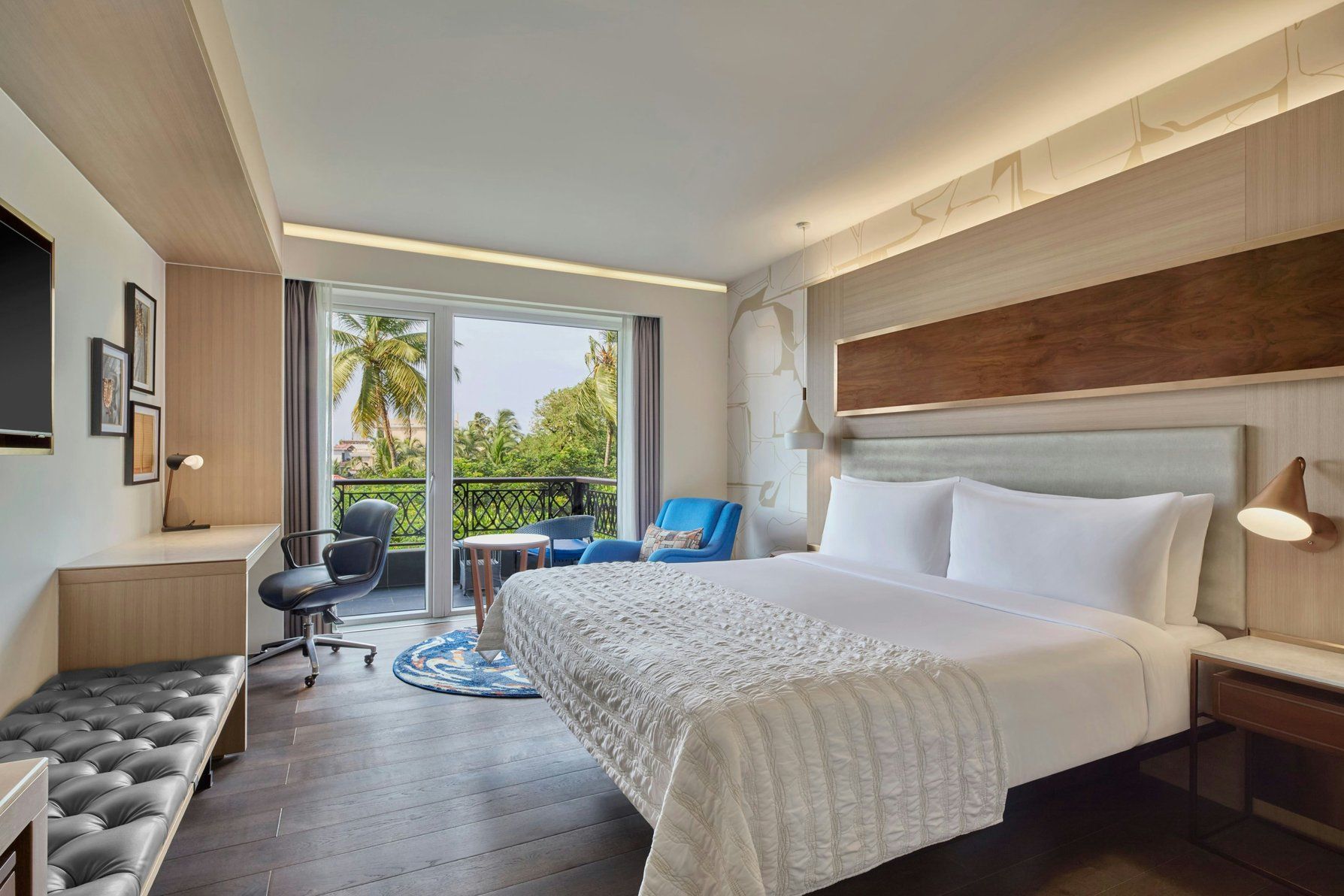 Guest Room, Classic King, One King Bed, Balcony