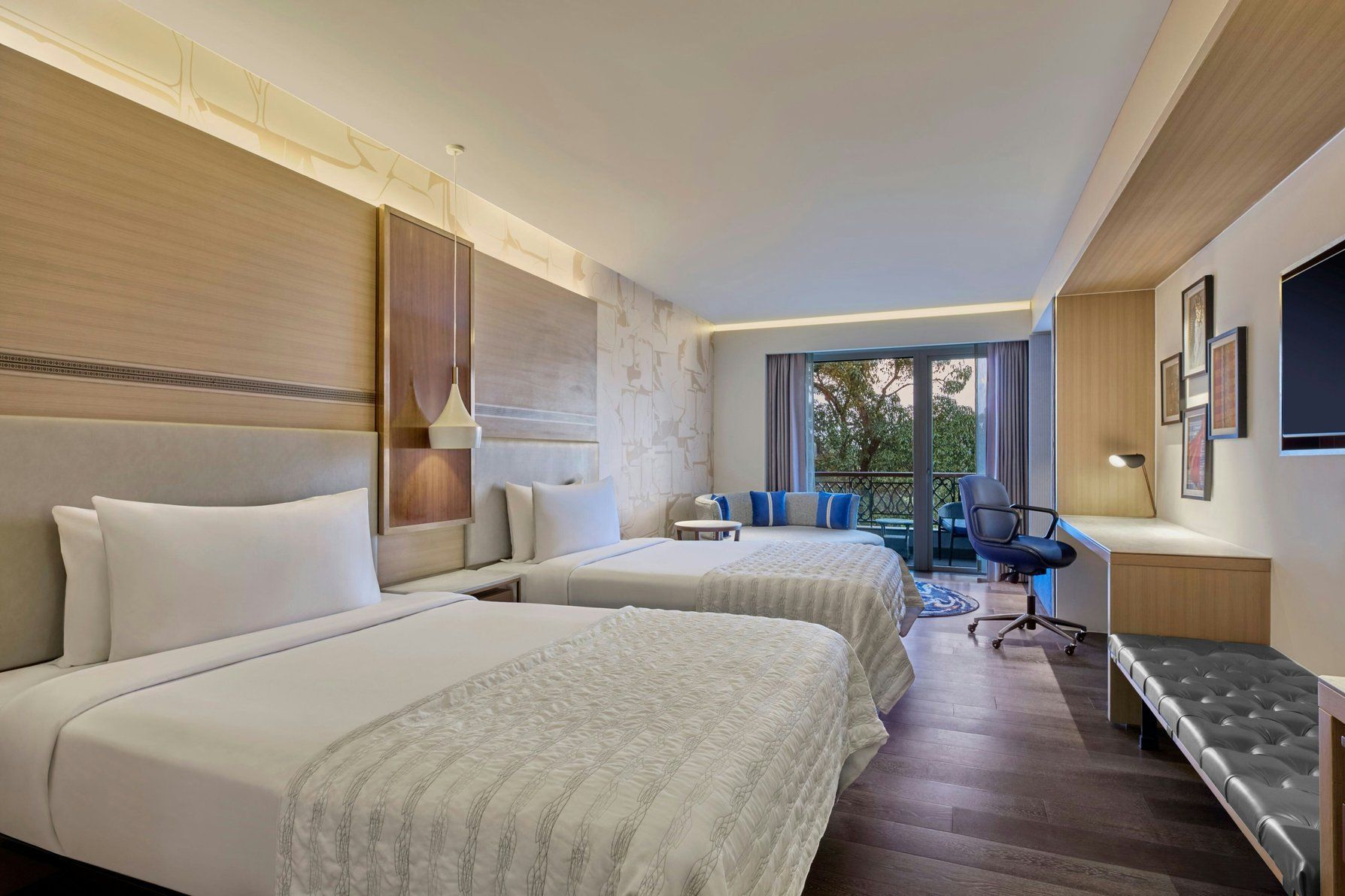 Family Studio with 1 Queen Bed and City View and Balcony