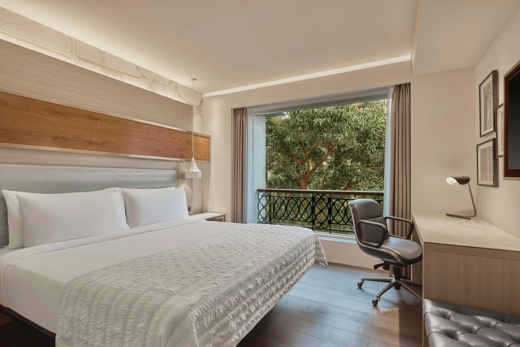 Junior, 1 Bedroom Larger Suite, 1 King, Corner room, Balcony