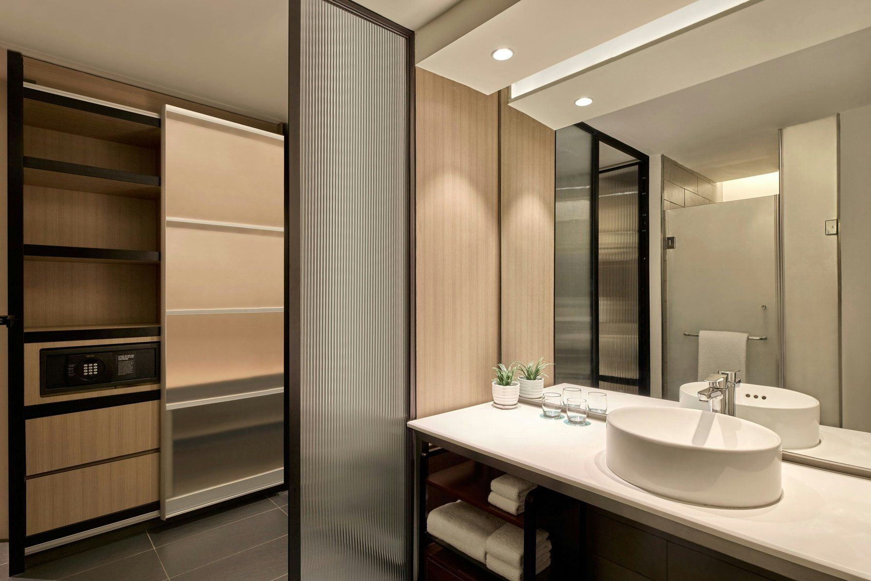 Junior, 1 Bedroom Larger Suite, 1 King, Corner room, Balcony