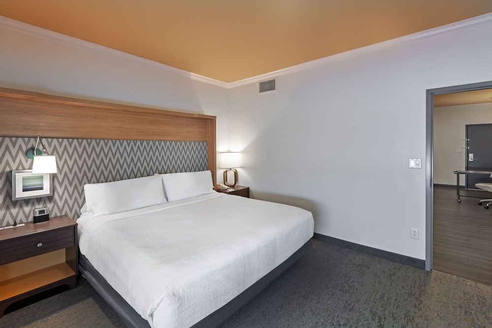 Standard Room, 1 King Bed, Transfer Shower (Communications)