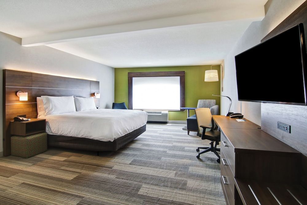Standard Room, 1 King Bed, Accessible (Mobility, Roll-In Shower)